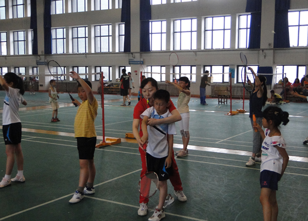 现任我校业训羽毛球教练员 鲍春楠教练毕业于沈阳体育运动学院,羽毛球